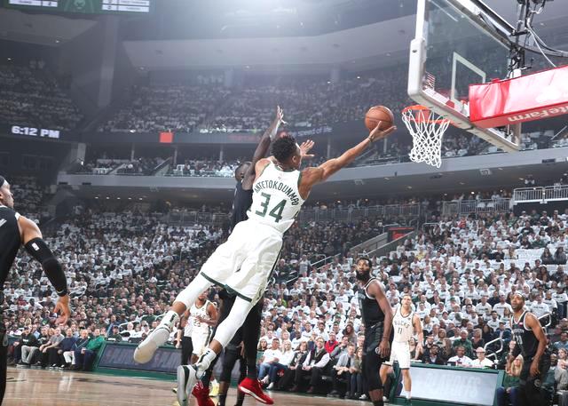  雄鹿大胜魔术，字母哥复刻乔丹经典灌篮  